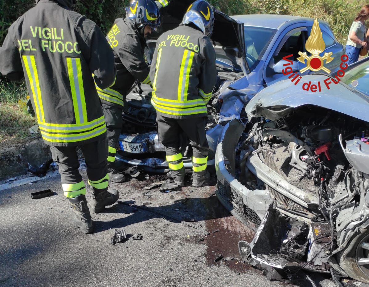 Devastante scontro tra tre auto nell’Ennese: due persone estratte dalle lamiere