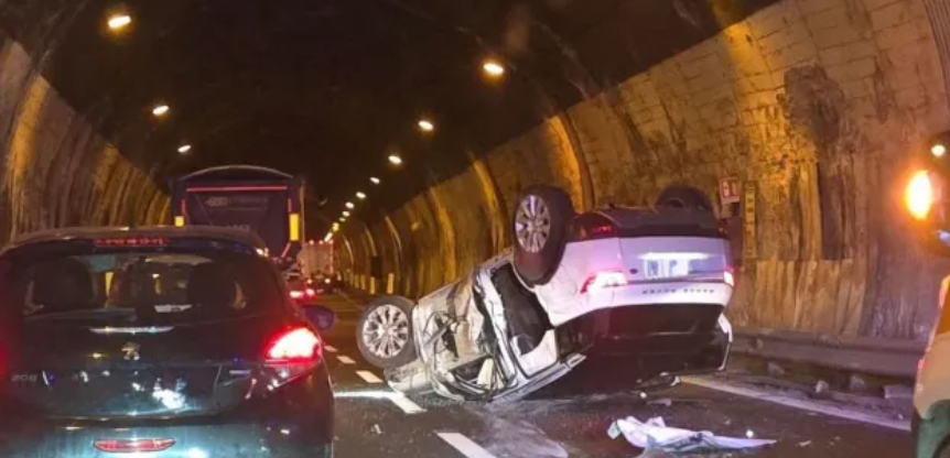 Taormina, devastante scontro tir-suv: auto si ribalta, c’è un ferito