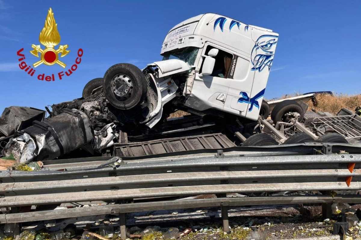 Terribile tragedia in strada, incidente sulla SS131: Tir si ribalta, morto l’autista