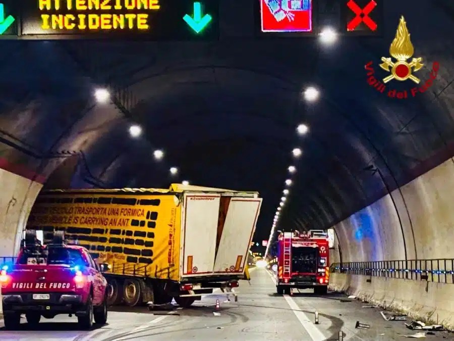 Mezzo pesante incastrato nella galleria San Demetrio: traffico in tilt sulla Siracusa-Catania