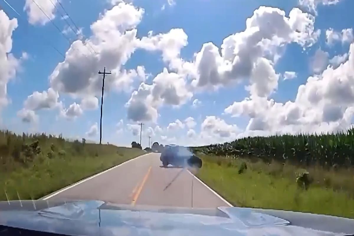 VIDEO | Assurdo inseguimento a folle velocità finisce col ribaltamento del mezzo in fuga