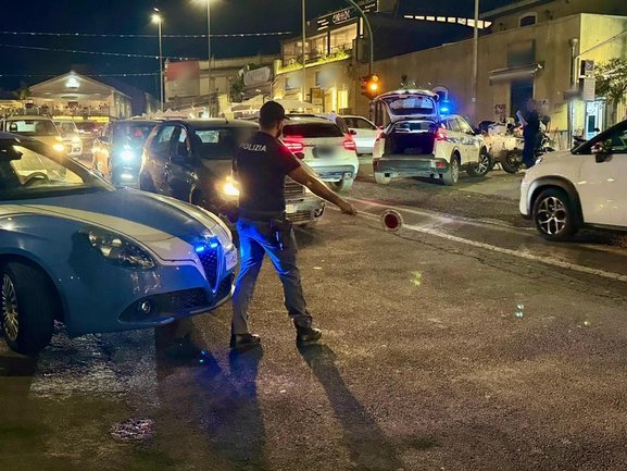 Parcheggiatore abusivo chiede 10 euro in pieno centro: denunciato, era già “bandito” da Catania