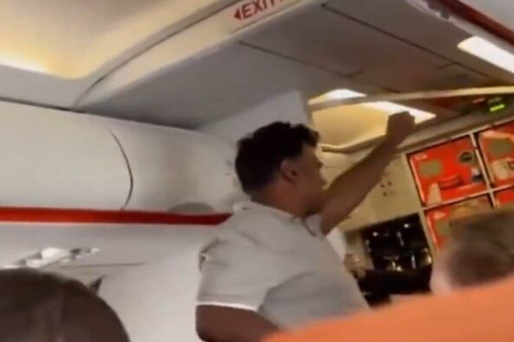 VIDEO | “Morte a Trump, Allah Akbar, ho una bomba”: paura su un un volo EasyJet