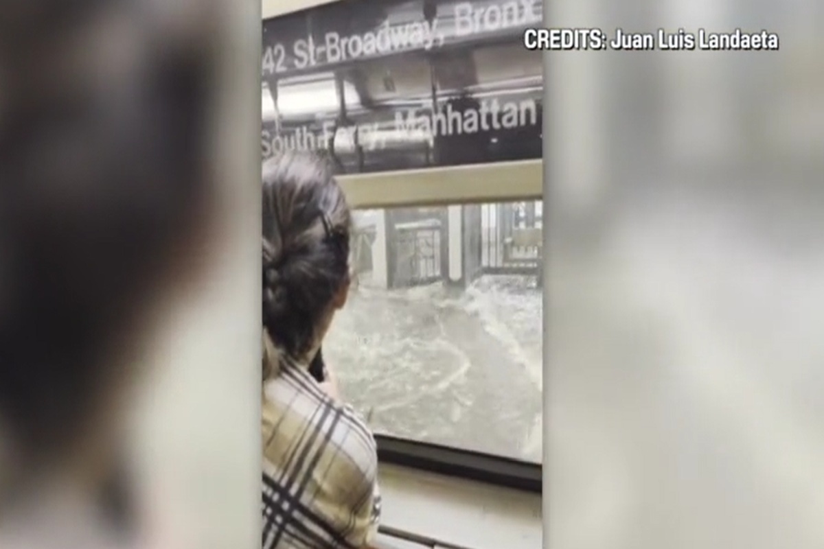 VIDEO | Metropolitana allagata, strade nel caos e disagi per il maltempo: le incredibili immagini