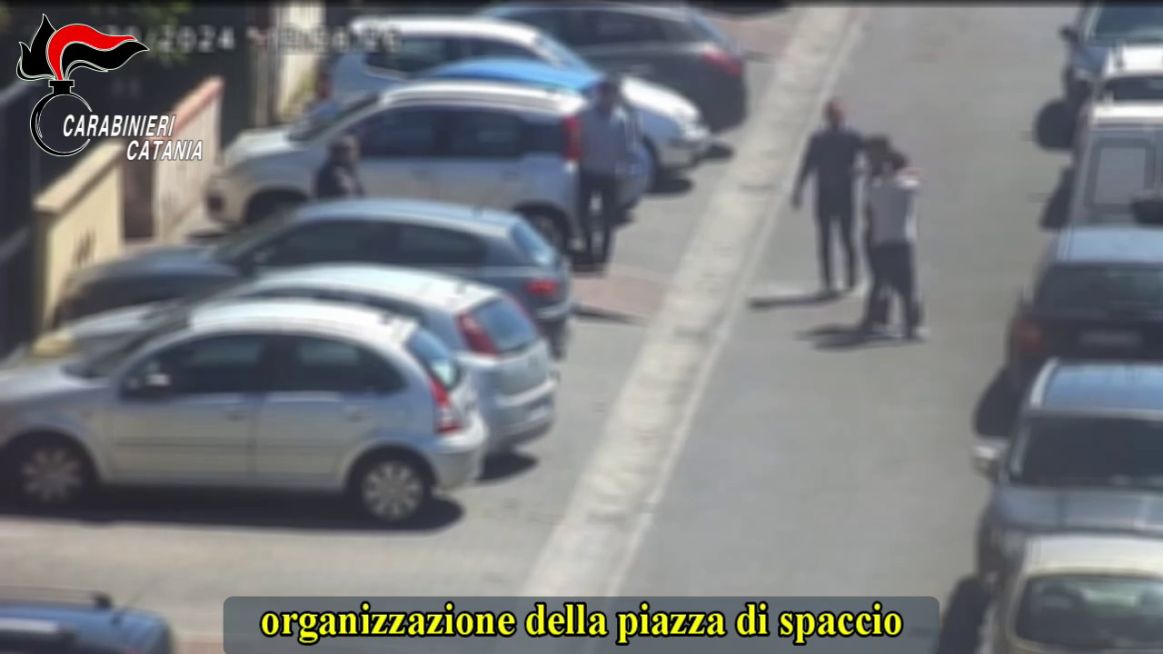VIDEO e FOTO | Gestiva lo spaccio di droga dai domiciliari, maxi blitz a Librino: 8 arresti | I NOMI