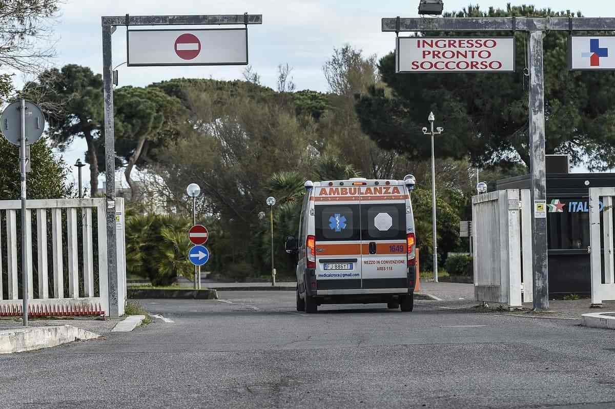 Violenza fuori controllo, uomo pestato e abbandonato in un carrello con la scritta: “Infame”