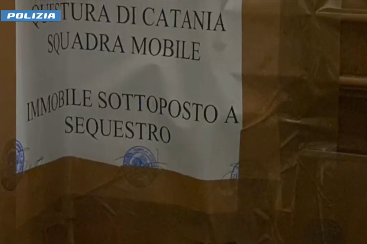 VIDEO | Catania, il curioso espediente dei pusher: droga nel WC svitabile, ma la polizia scopre tutto