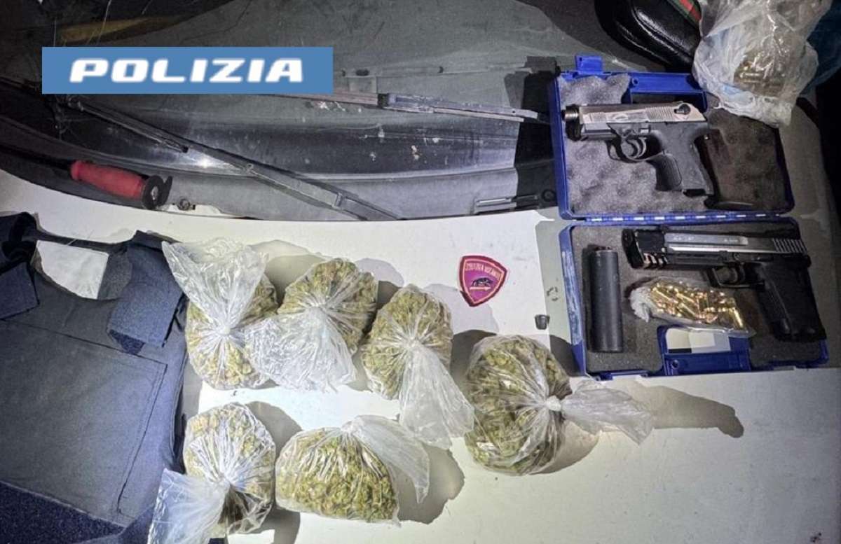 Catania, arsenale nascosto in un’auto abbandonata a Librino: trovate armi, droga e giubbotto antiproiettile