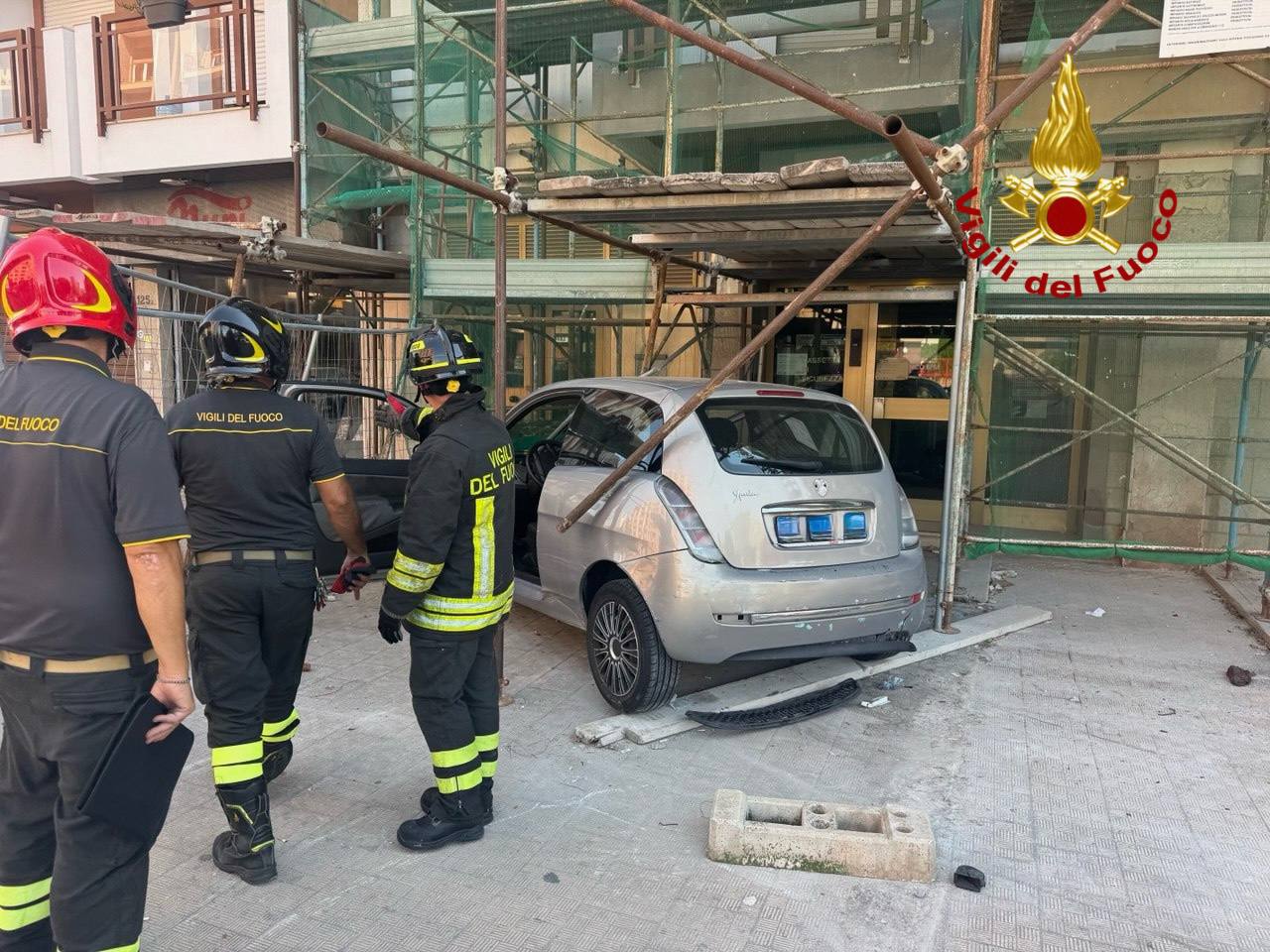 Schianto contro banca