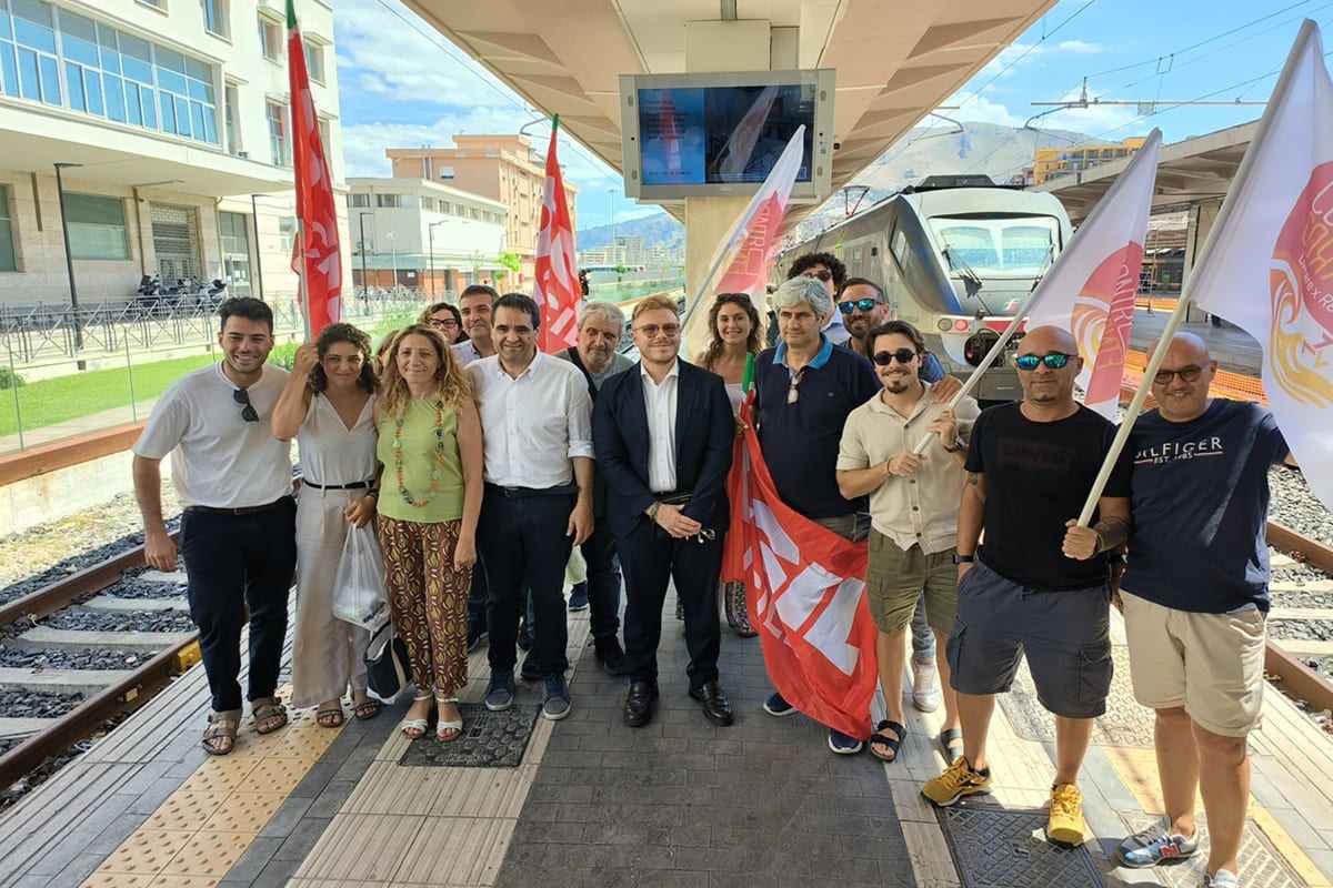 VIDEO | Il Sicilia Express “Summer edition” arriva a Palermo, Cgil e Controcorrente: “Propaganda”