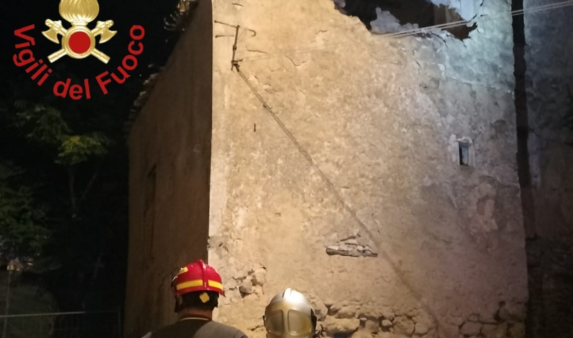 Paura ad Enna: casa collassa e crolla, strada chiusa al traffico