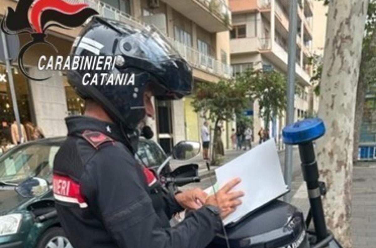 Armato di bastone, cerca di sfondare la porta a calci: scatta l’arresto a Catania