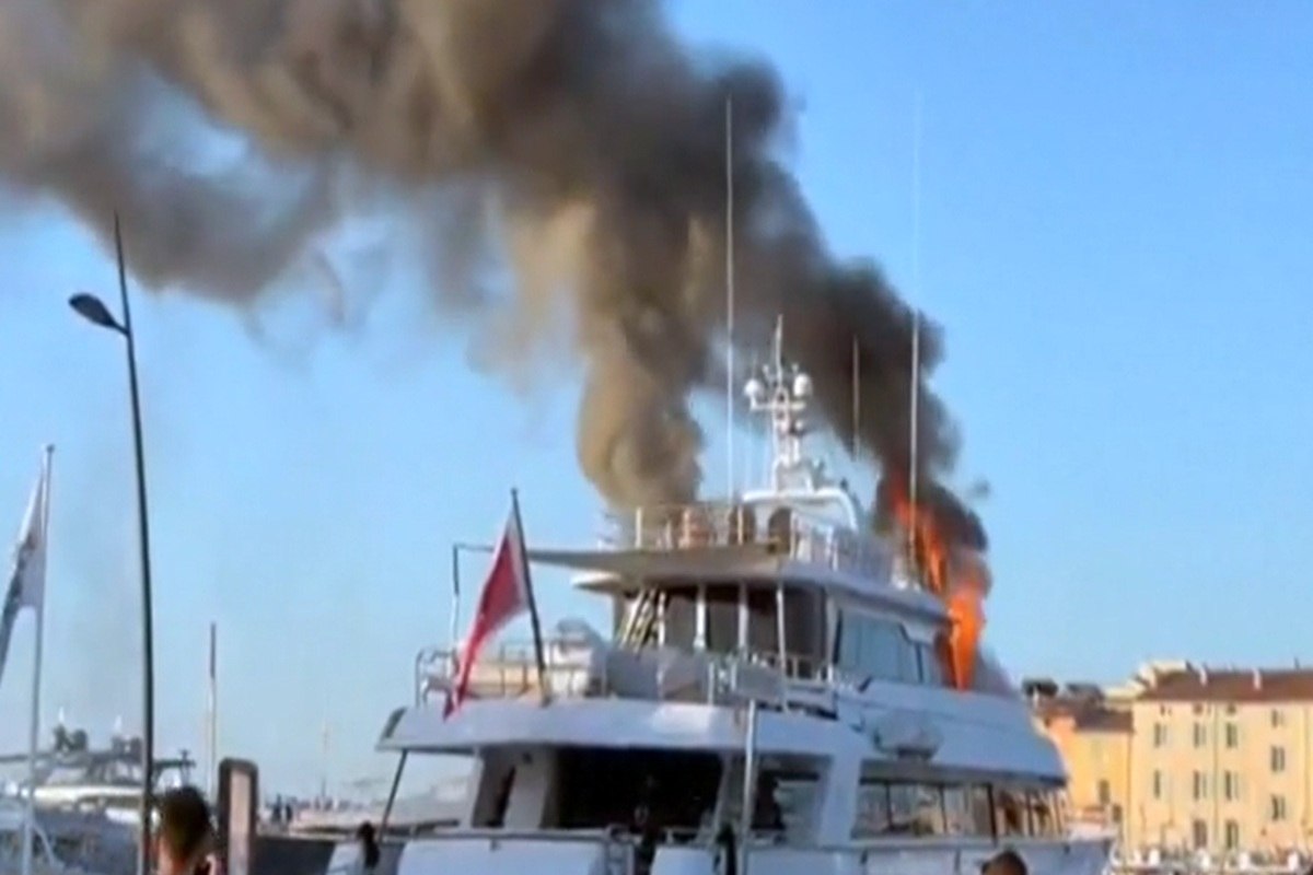 VIDEO | Terribile incendio, yacht di lusso va improvvisamente a fuoco