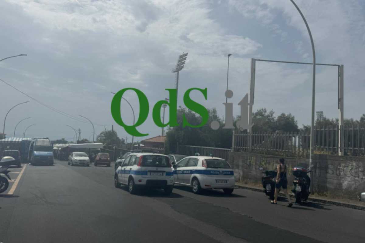 Aggredisce la polizia, poi sale sui riflettori dello stadio di Acireale e minaccia di gettarsi giù