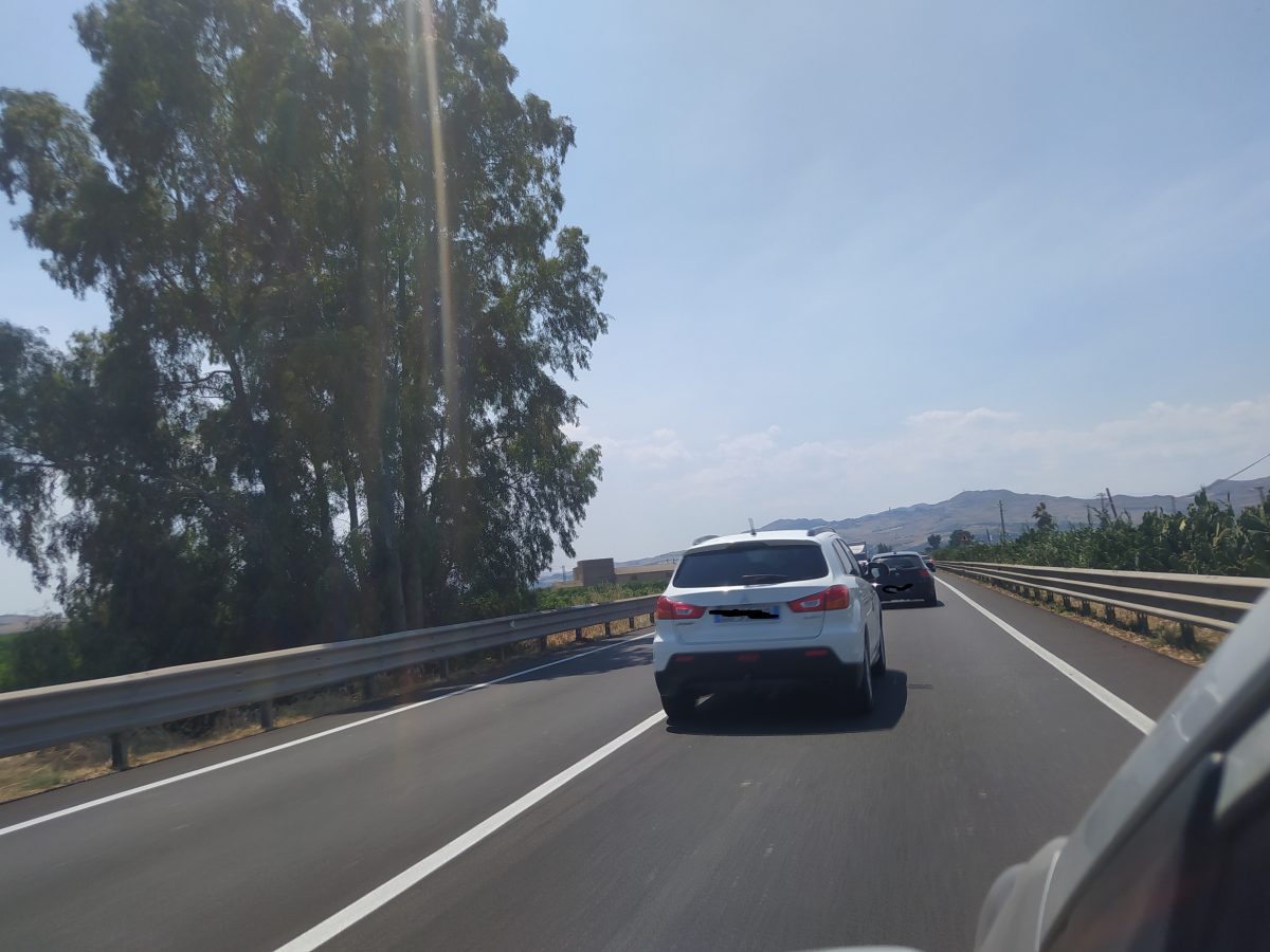 Incidente sulla statale 417 a Caltagirone, carambola con tre auto: 4 feriti e traffico in tilt