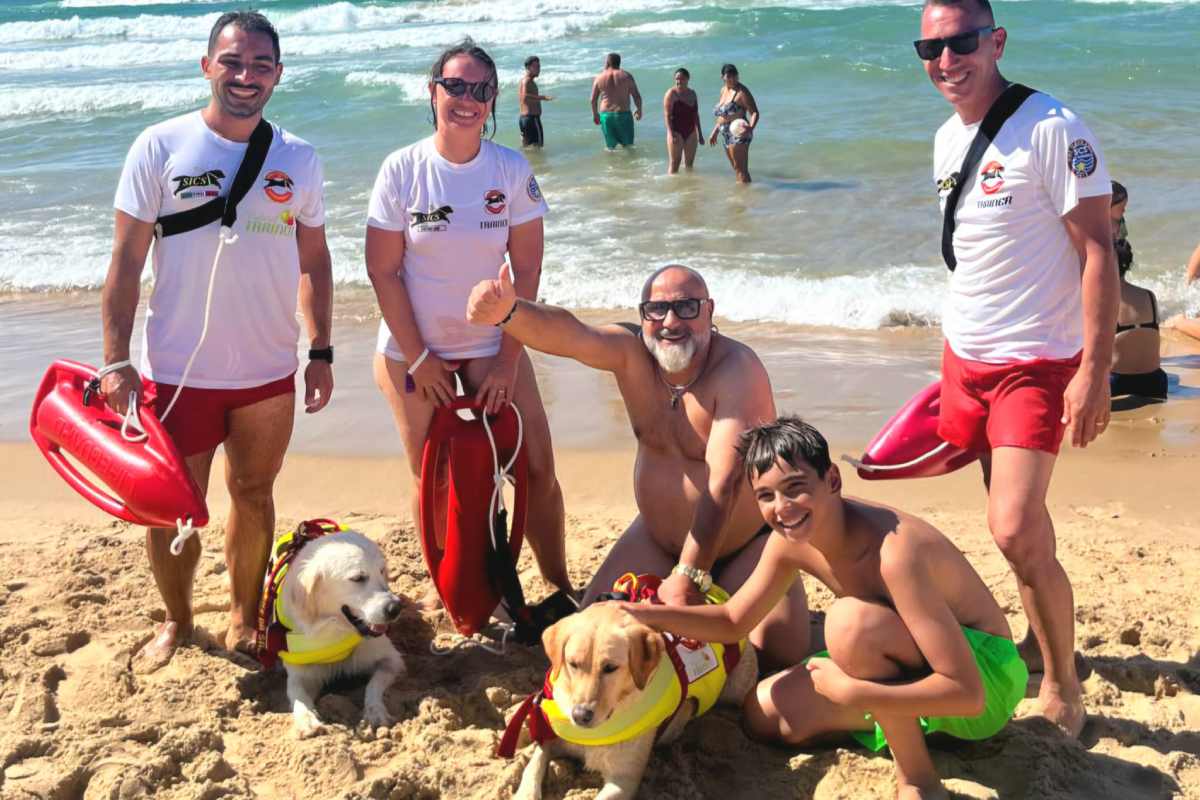 Paura a Balestrate, nonno e nipote trascinati al largo rischiano di annegare: salvati dai cani bagnino