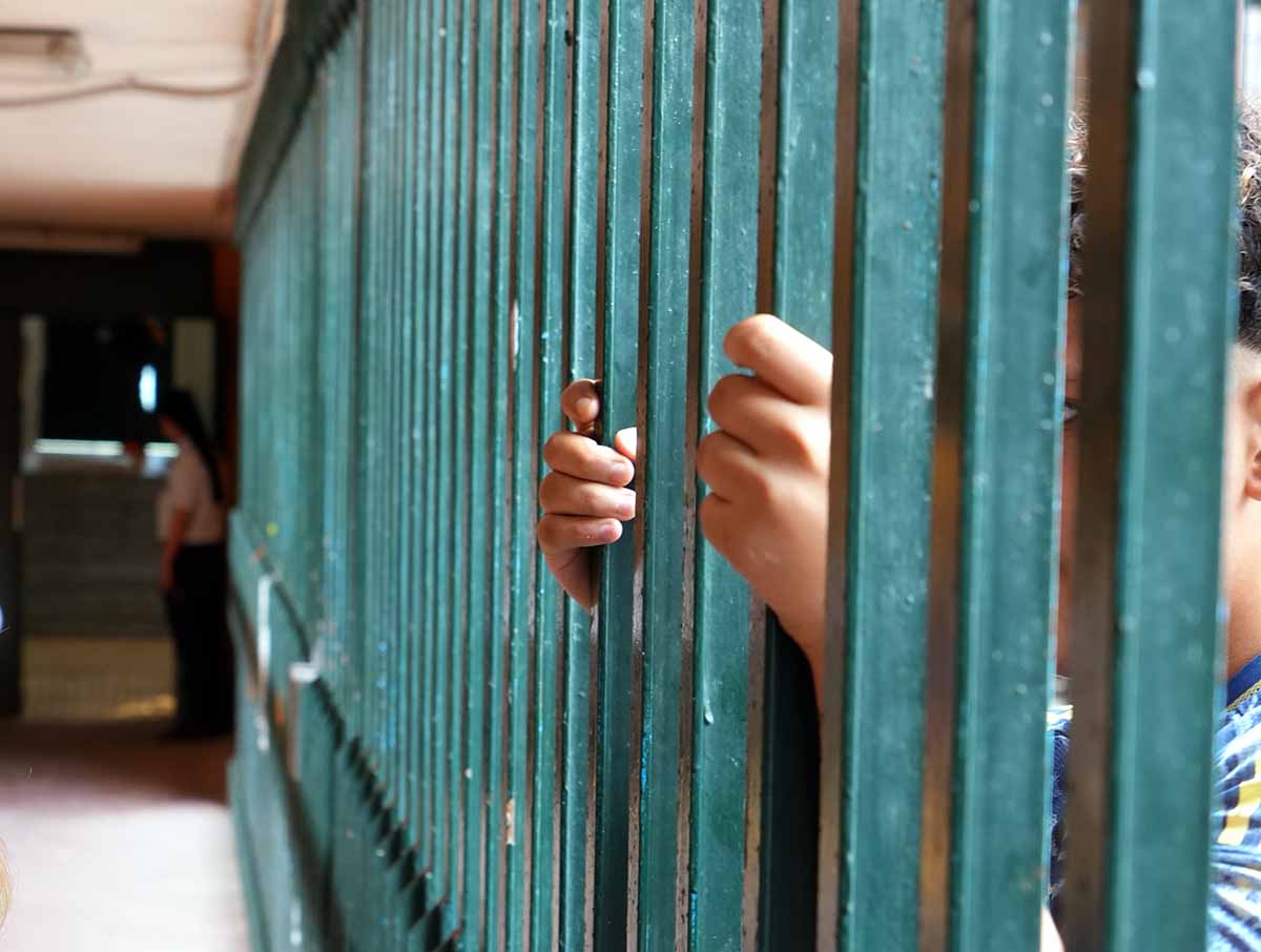 Violenza al carcere di Enna: detenuto rompe vertebra a poliziotto