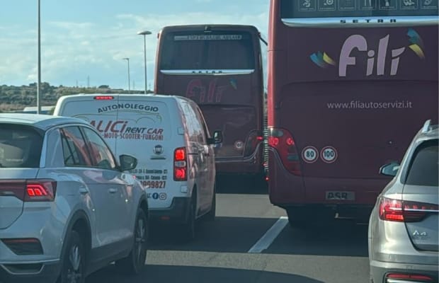 Mezzo pesante incastrato nella galleria San Demetrio: traffico in tilt sulla Siracusa-Catania
