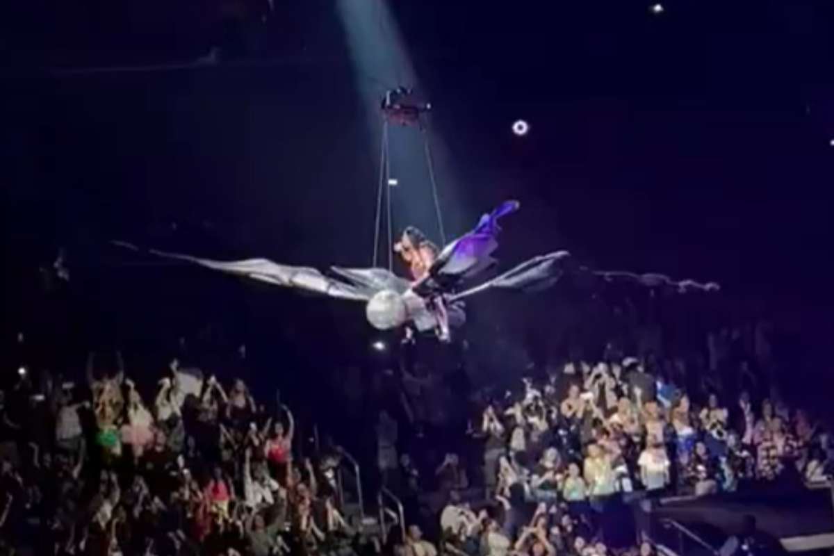 VIDEO | Paura al concerto di Katy Perry, coreografia rischia di cedere