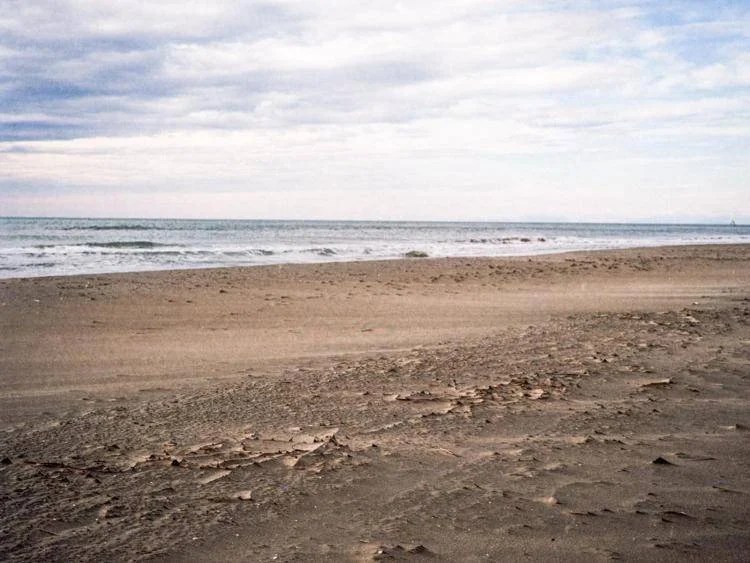 Diciassettenne morto in spiaggia, padre indagato e soccorsi sotto accusa: 40 minuti per trovarlo