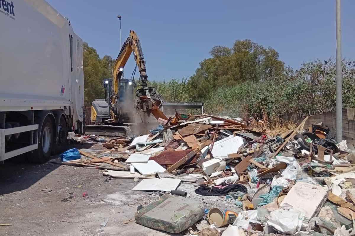 Catania, bonifiche e telecamere contro le discariche abusive in città: il piano del Comune