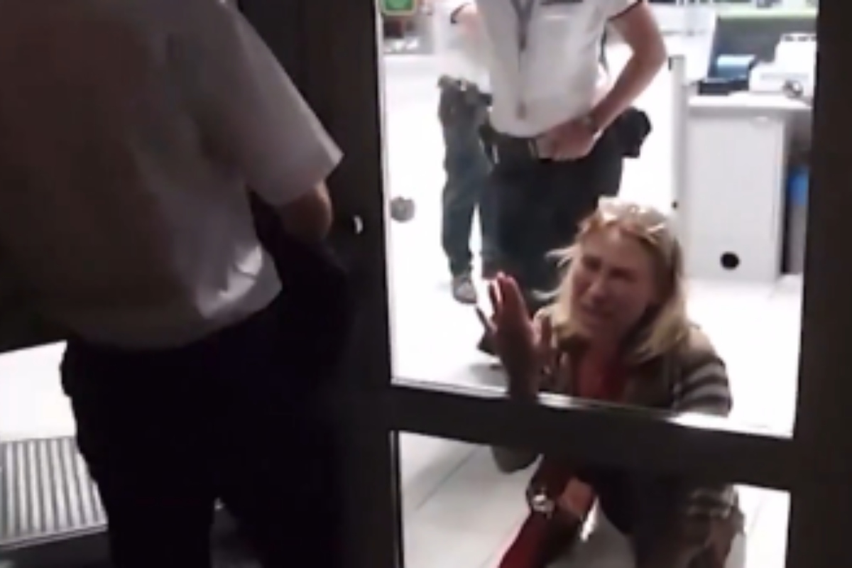 VIDEO | “Il suo bagaglio è fuori misura”: donna lasciata a terra in aeroporto implora di essere imbarcata