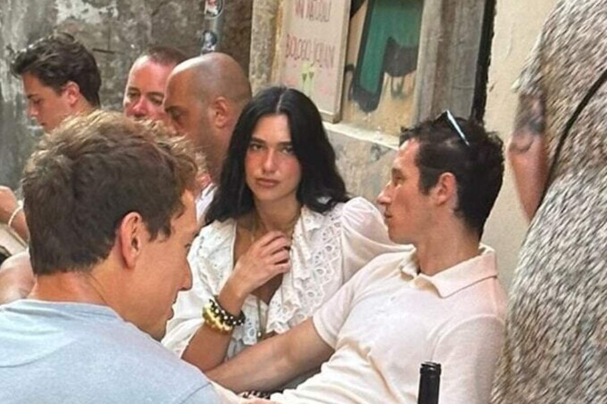 Weekend palermitano per Dua Lipa: popstar avvistata in centro con il fidanzato