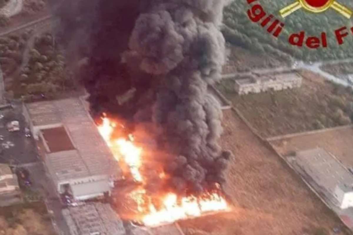 Rogo Ecomac di Augusta, quattro indagati per incendio e inquinamento