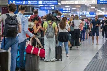 Bagagli a mano in aereo, da domani si potranno portare fino a 2 litri di liquidi