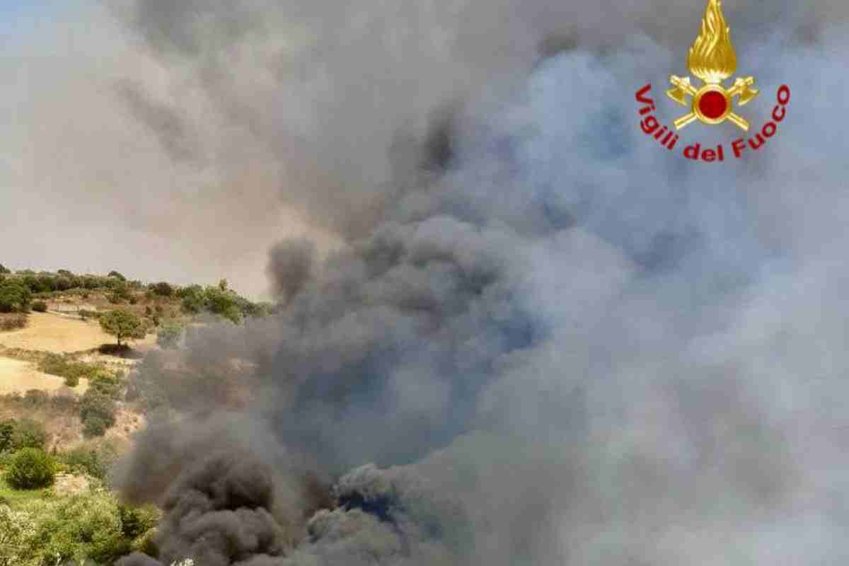 FOTO | Catania, situazione incendi: 28 gli interventi dei VdF, operazioni ancora in corso