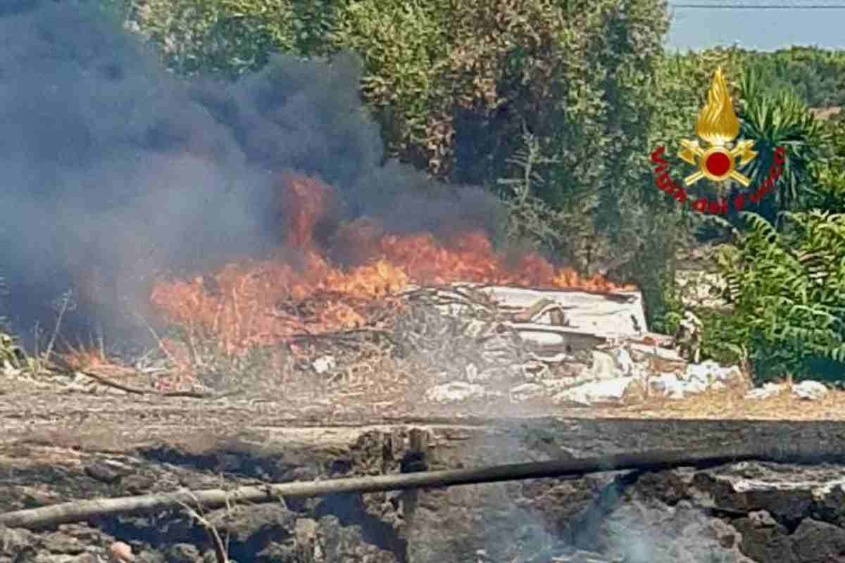 FOTO | Catania, situazione incendi: 28 gli interventi dei VdF, operazioni ancora in corso