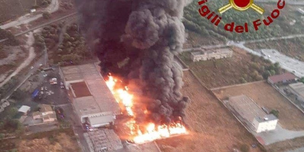 Incendio all’Ecomac, continuano senza sosta le operazioni di spegnimento