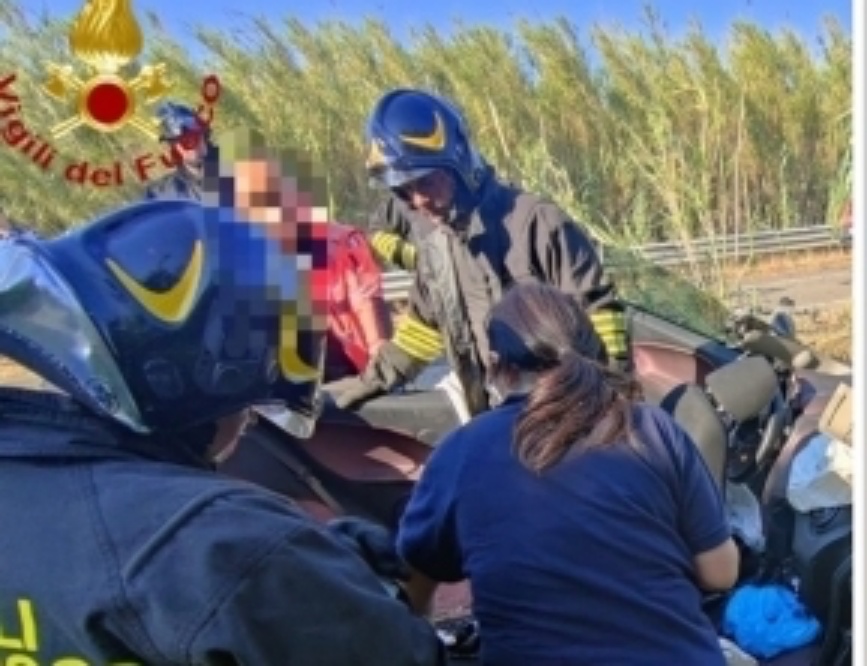 Marito e moglie muoiono in un tremendo incidente, feriti anche i figli