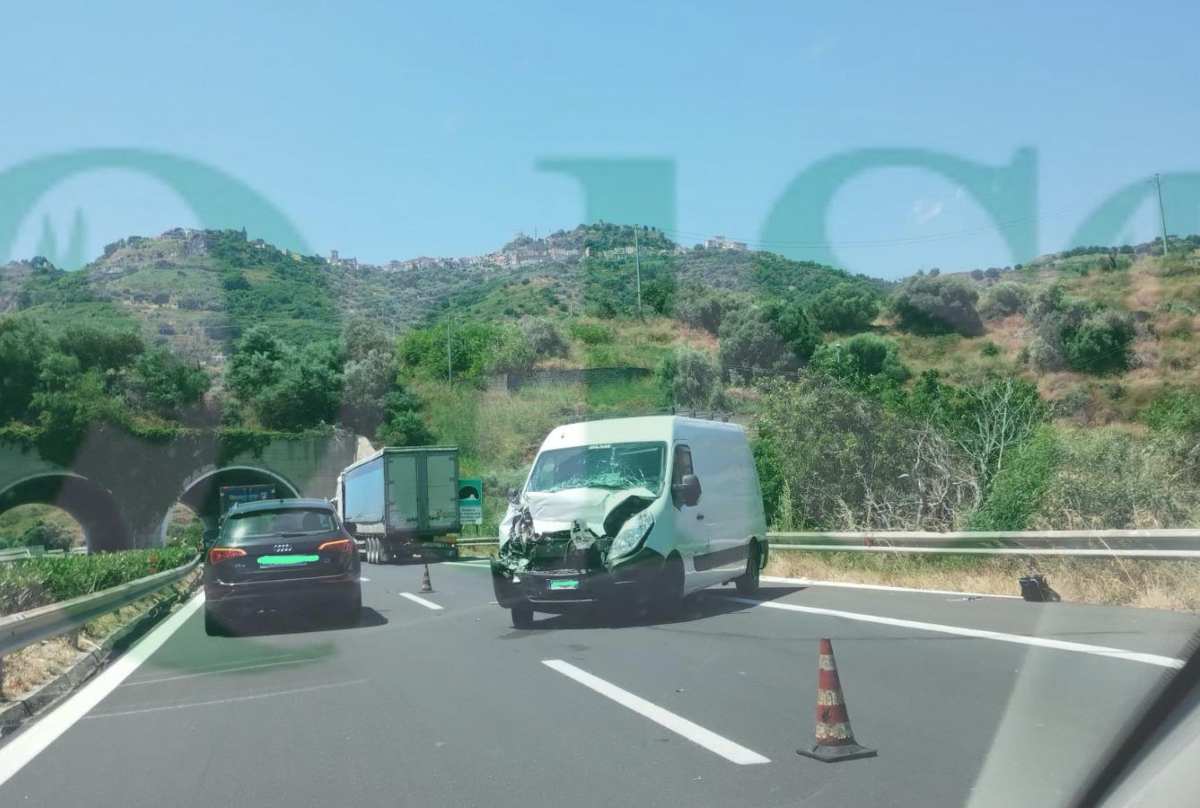 A18 “Messina-Catania”, altro incidente in mattinata: coinvolto un furgone