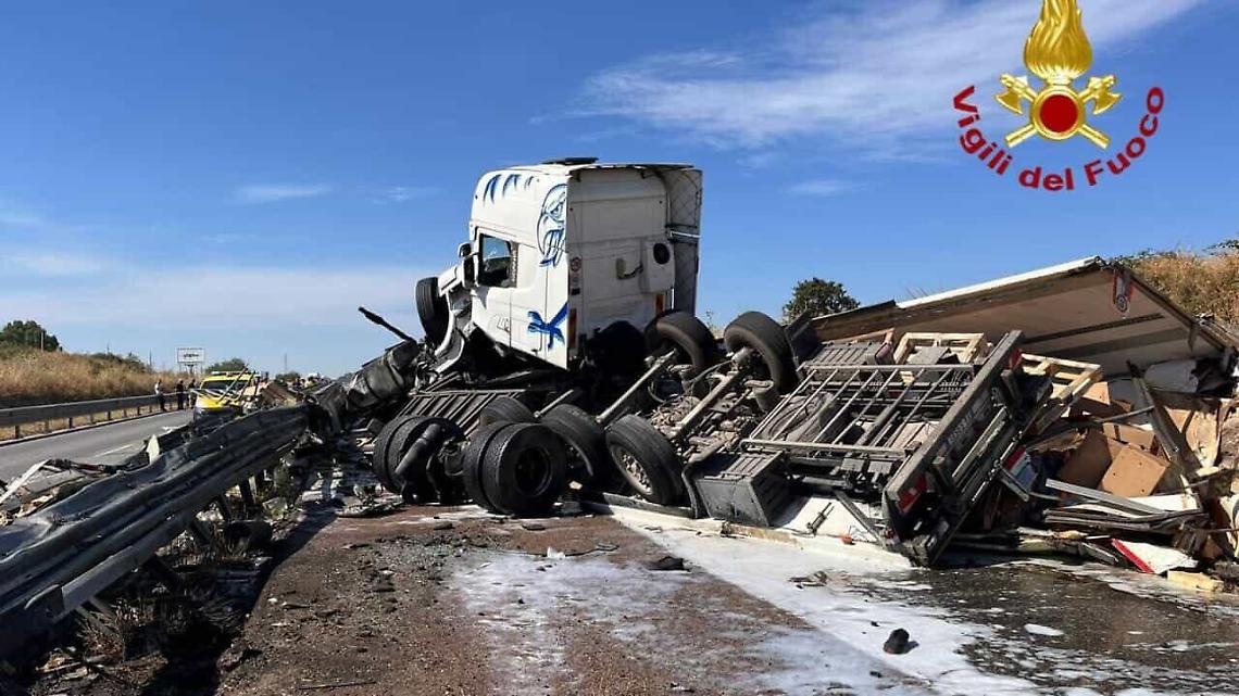 Si schianta alla guida di un tir, la tragica morte di un 48enne