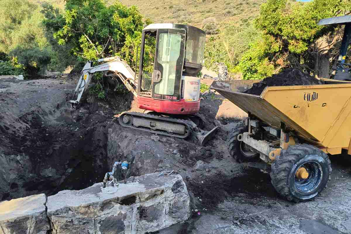 Stromboli, partiti i lavori di rimozione massi e fango dopo i nubifragi dei mesi scorsi