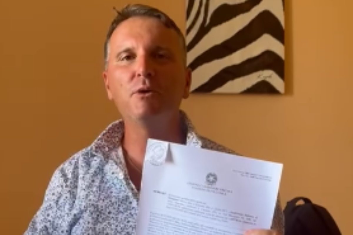 Rubano carrozzina e stampelle a un disabile, la denuncia: “Volete anche il caricabatterie?”