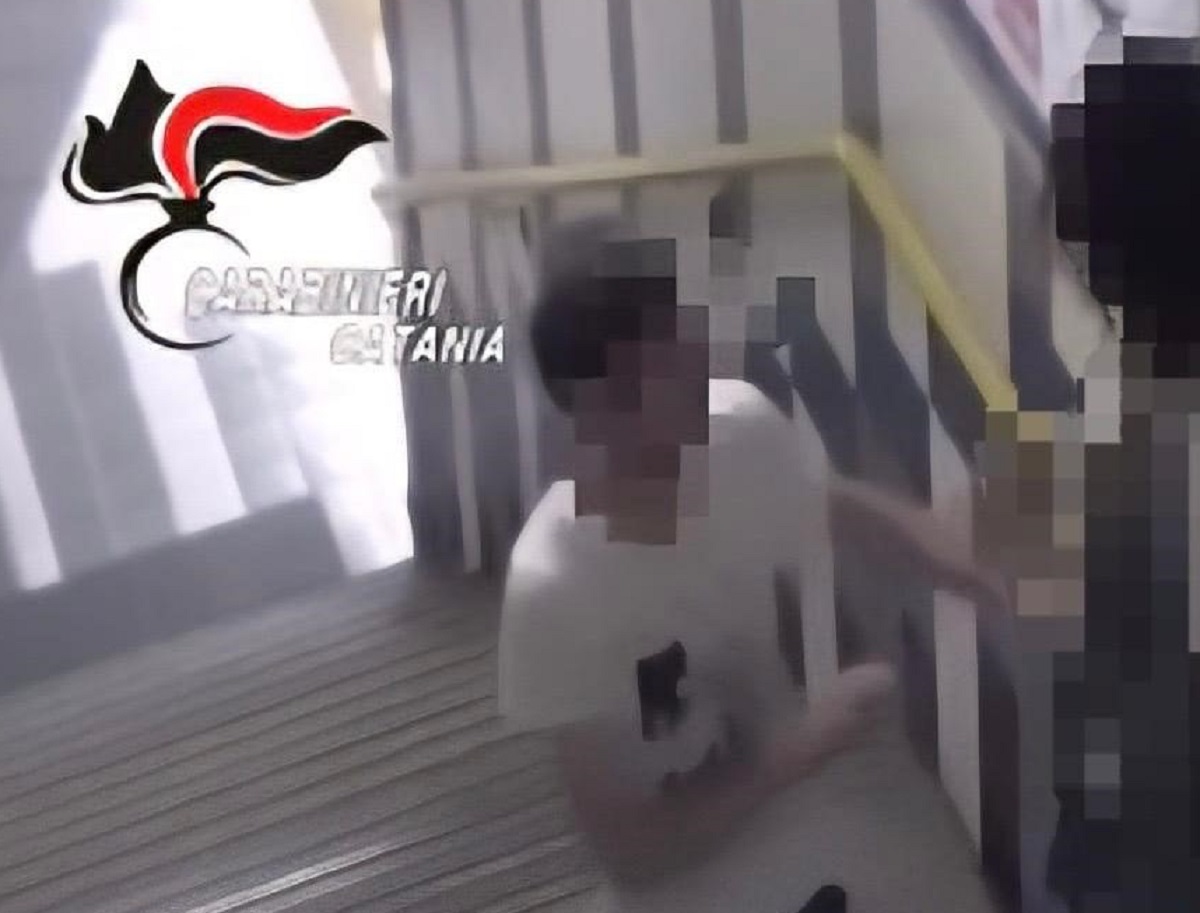 Catania, molestie nella metropolitana: le si ‘appiccica’ addosso sulle scale