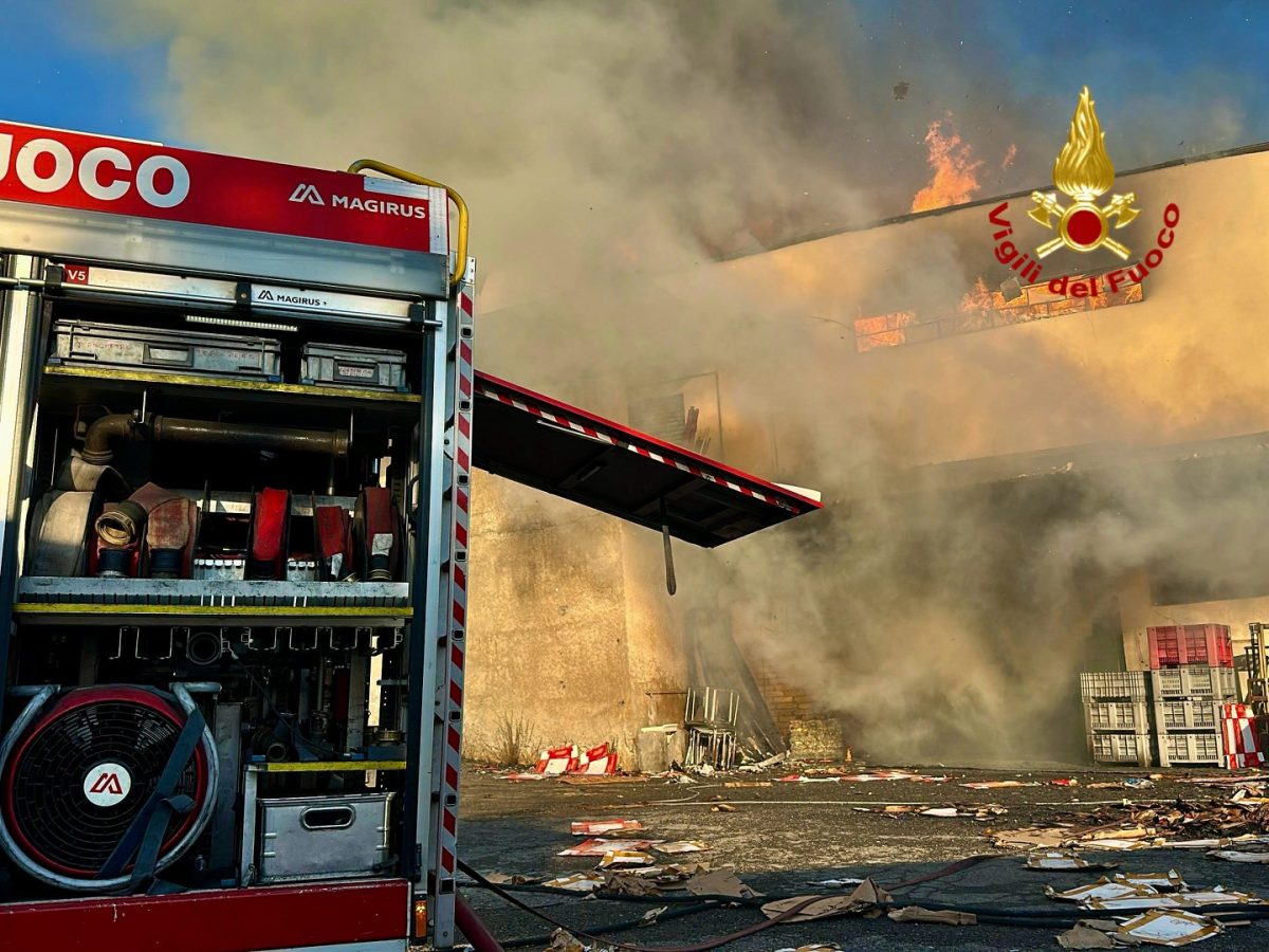 FOTO | Paura a Paternò, un incendio devasta due capannoni