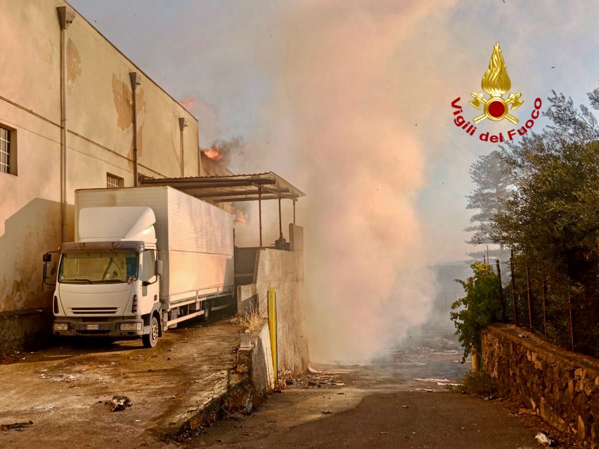 FOTO | Paura a Paternò, un incendio devasta due capannoni