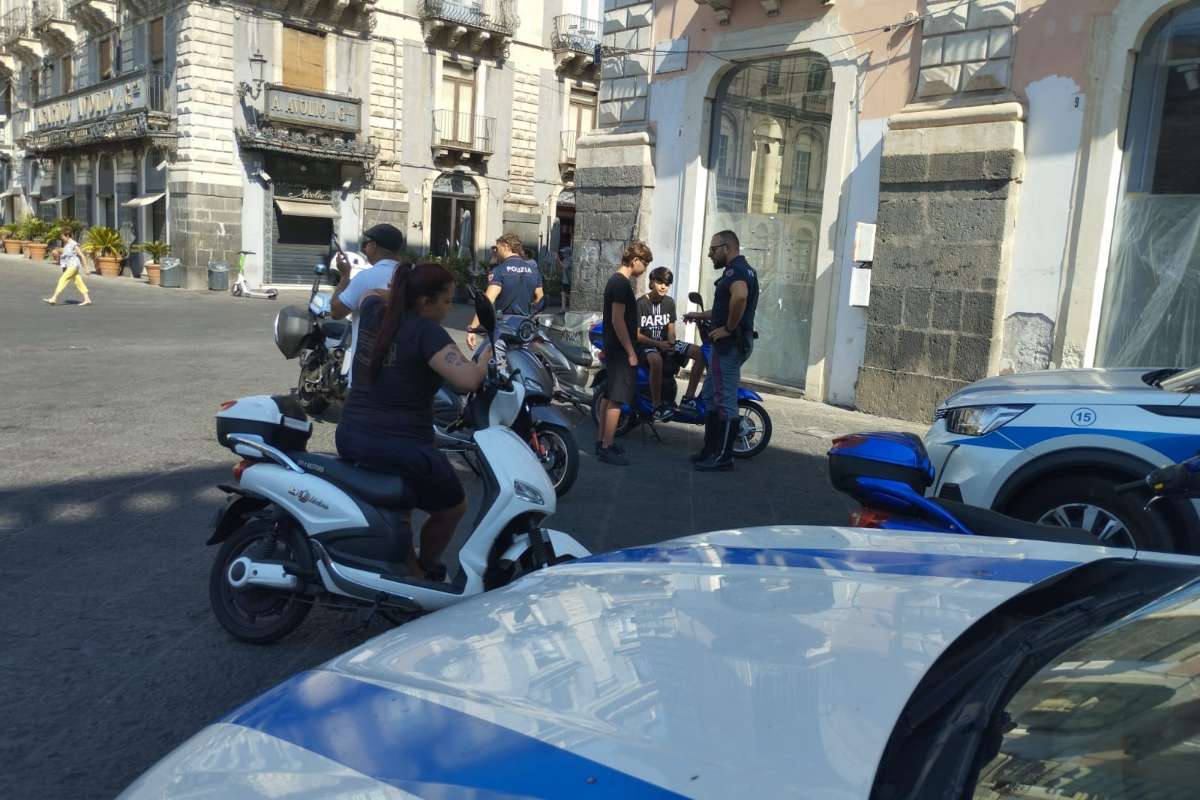 Sequestri di motocicli a pedalata assistita in piazza Università a Catania