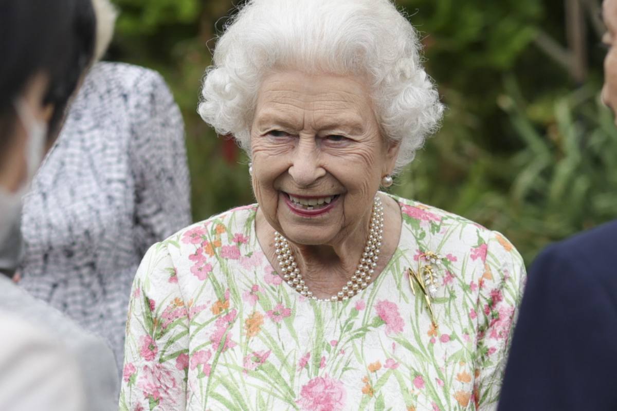 Compra una fetta di torta del matrimonio della regina Elisabetta del 1947: spesi oltre 2mila euro