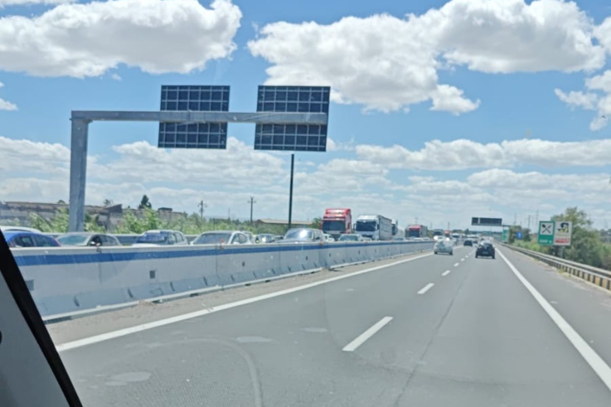 Incendio in tangenziale a Catania: traffico bloccato e chiuso lo svincolo con l’A19