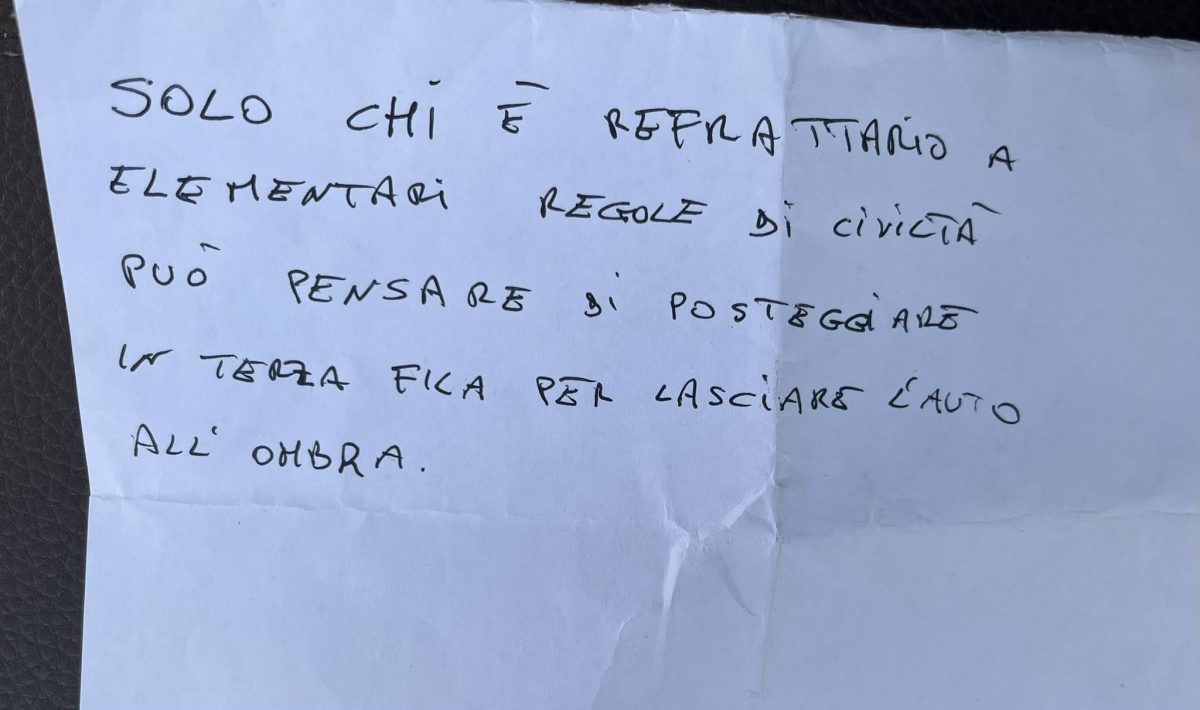 Parcheggia auto in doppia fila, il sindaco Trantino lascia un biglietto: “Sosta balorda, spero si riconosca”