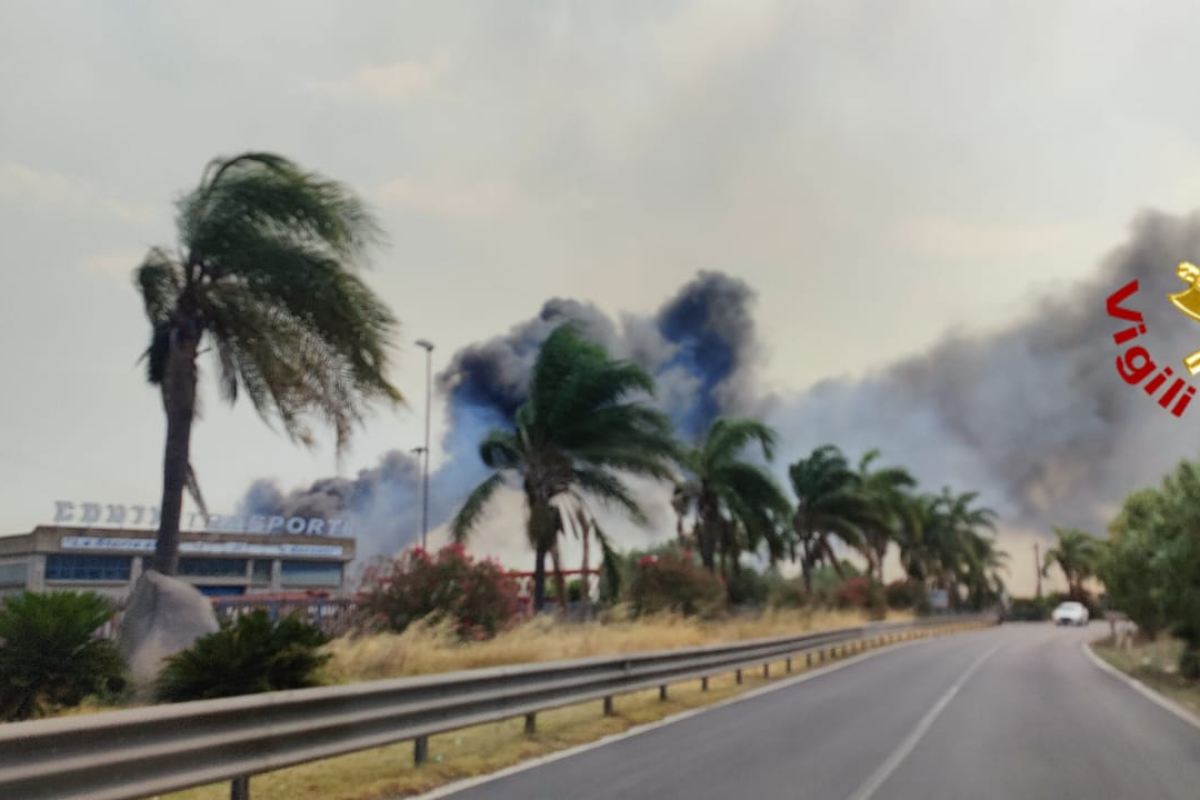 FOTO e VIDEO | Pomeriggio di paura a Catania, le fiamme minacciano capannoni e attività: ecco dove