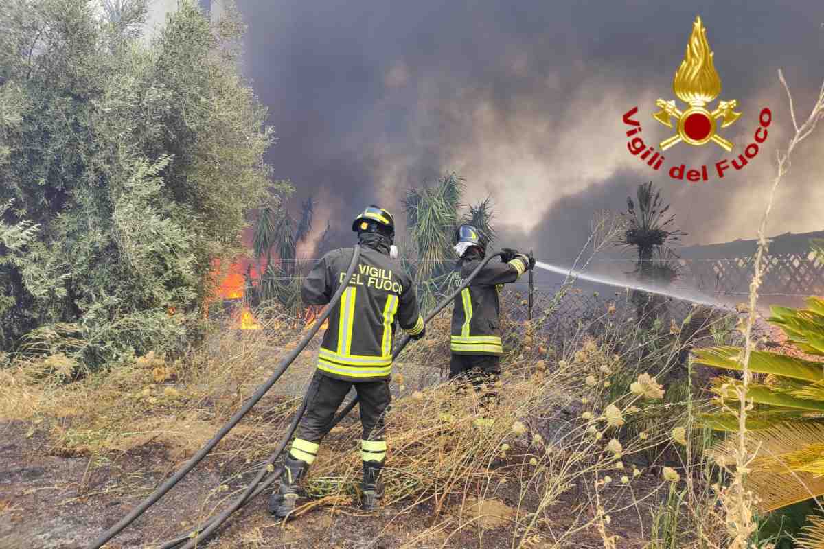 FOTO e VIDEO | Pomeriggio di paura a Catania, le fiamme minacciano capannoni e attività: ecco dove
