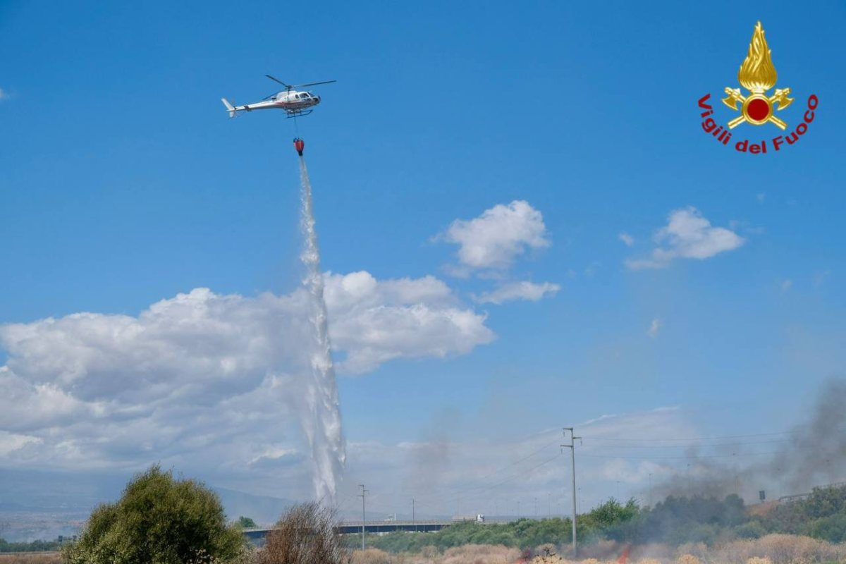 FOTO | Paura a Catania, incendio di sterpaglie nella zona sud, l’intervento dei Vigili del Fuoco