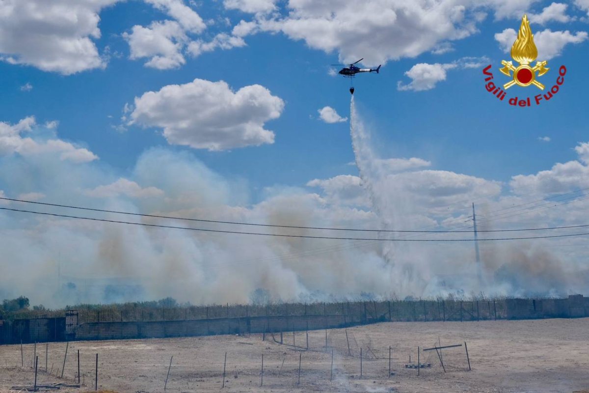 FOTO | Paura a Catania, incendio di sterpaglie nella zona sud, l’intervento dei Vigili del Fuoco