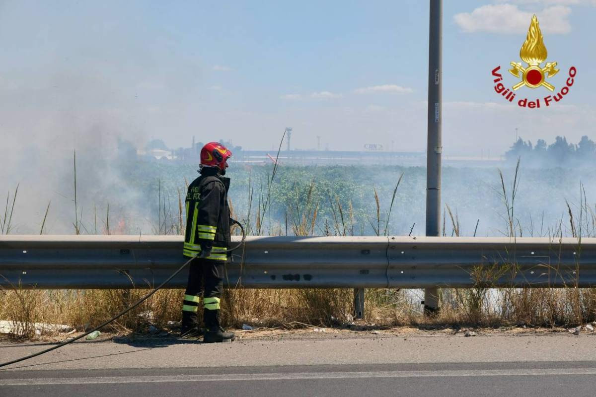 FOTO | Paura a Catania, incendio di sterpaglie nella zona sud, l’intervento dei Vigili del Fuoco