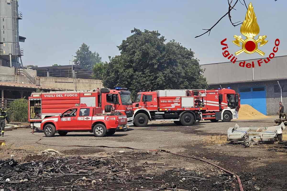 Grave incendio nel catanese, intervenuti i canadair: situazione sotto controllo